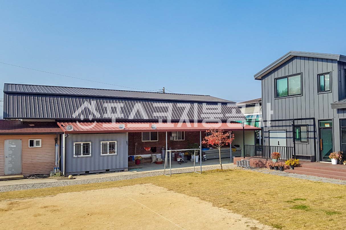 짙은 회색 징크250 칼라강판 지붕을 올린 단층 주택