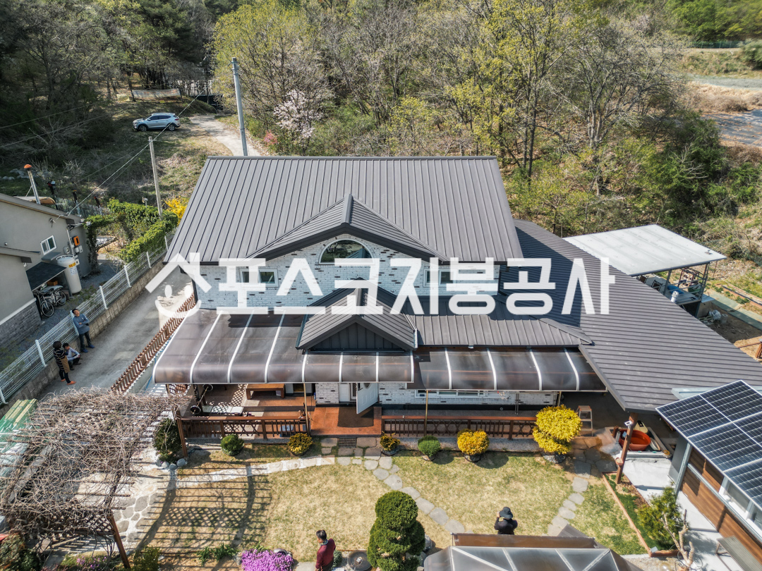 정원 있는 단독주택의 회색 칼라강판 경사지붕
